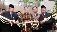 Direktur Utama Bank Mantap Josephus K. Triprakoso bersama Direktur Treasury dan International Banking Bank Mandiri Darmawan Junaidi, Komisaris Utama Bank Mantap Abdul Rachman dan Direktur Utama Taspen Iqbal Latanro pada peresmian Kantor Kas (KK) Bank Mantap Cempaka Putih Jakarta, Selasa (17/4). Direktur Utama Bank Mantap Josephus K. Triprakoso bersama Direktur Treasury dan International Banking Bank Mandiri Darmawan Junaidi, Komisaris Utama Bank Mantap Abdul Rachman dan Direktur Utama Taspen Iqbal Latanro pada peresmian Kantor Kas (KK) Bank Mantap Cempaka Putih Jakarta, Selasa (17/4).
