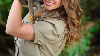 Selain berkecimpung di dunia binatang, Bindi juga sering tampil di acara televisi. Foto: Instagram