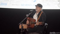 Iwan Fals ambil bagian dalam sebuah film terbaru berjudul The Gift. Ia tak hanya mengisi soundtrack namun juga memerankan salah satu karakter. (Noel/detikHOT)