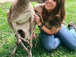 Potret Si Cantik Putri Steve Irwin Gaul dengan Hewan Liar