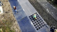Jalan dengan panel surya bukan hanya ditemukan di jalur biasa namun juga di jalur sepeda seperti ditemukan di Belanda. Setelah setahun, jalan yang sudah dilengkapi panel surya itu berhasil menghasilkan 70 kWh per m2. Istimewa/Inhabitat.