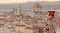 Liburan ke Florence, tentu tak lengkap tanpa berfoto dengan latar kotanya yang indah. Cantik Im Hyun Ju atau panorama di fotonya? (anna_hyunju/Instagram)