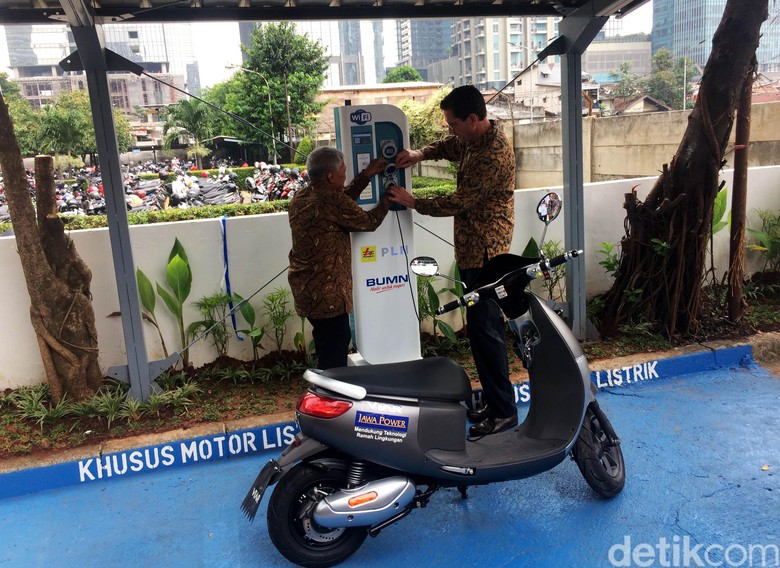 SPLU PLN untuk motor listrik. Foto: Khairul Imam Ghozali SPLU PLN untuk motor listrik. Foto: Khairul Imam Ghozali