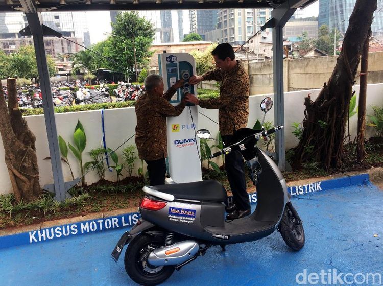 Tempat Ngecas Motor Listrik Pertama di Perkantoran Jakarta