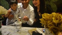 Wah kira-kira Judika sedang menyuapi Cleo apa ya? Dalam akun Instagram Duma Riris tertulis,My bday dinner (2) love of my life. Foto: Instagram @duma_riris
