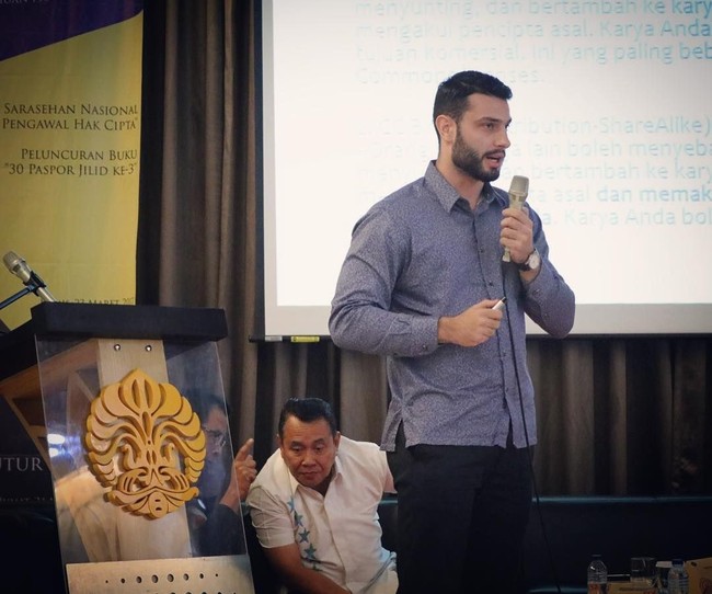 Dalam wawancara dengan Detikcom pada 2015, Anton Lucanus diketahui berprofesi sebagai ilmuwan asal Australia yang jatuh cinta pada Indonesia. Foto: Dok. Instagram flamingbutterfly