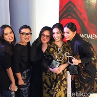 Sebelum penghargaan diberikan, Atiqah Hasiholan dan Ayu Dewi unjuk kebolehan berjalan di catwalk bak model dengan gaun batik koleksi Er-Lum, buah kolaborasi Mel Ahyar dengan Iwan Tirta Private Collection. (Foto: Muhammad Abduh/Wolipop)