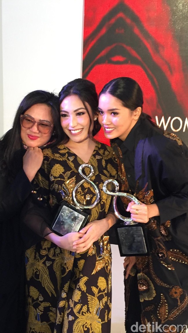 Sebelum penghargaan diberikan, Atiqah Hasiholan dan Ayu Dewi unjuk kebolehan berjalan di catwalk bak model dengan gaun batik koleksi Er-Lum, buah kolaborasi Mel Ahyar dengan Iwan Tirta Private Collection. (Foto: Muhammad Abduh/Wolipop)