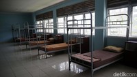 Bangunan Balai Besar Rehabilitasi BNN jauh dari kesan rumah tahanan, penjara, atau lembaga pemasyarakatan pada umumnya. Tak ada sel-sel tahanan.