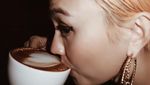 Cantiknya Diva Pop Agnes Mo Saat Ngopi dan Bikin Pancake