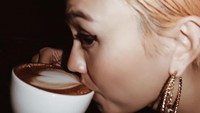 Di sela-sela kesibukannya, menikmati secangkir latte hangat merupakan rutinitas harian yang tidak boleh dilewatkan Agnes di mana pun. Foto: Instagram @agnezmo