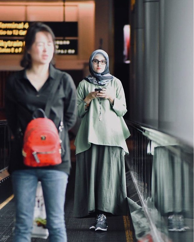 Gaya Zeezee Shahab saat di airport ini sangat chic dengan paduan oversized blouse dan rok bersiluet A-Line. Ia pun memilih sepatu sneakers agar bisa berjalan dengan nyaman. Foto: instagram/zeezeeshahab