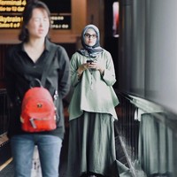 Gaya Zeezee Shahab saat di airport ini sangat chic dengan paduan oversized blouse dan rok bersiluet A-Line. Ia pun memilih sepatu sneakers agar bisa berjalan dengan nyaman. Foto: instagram/zeezeeshahab