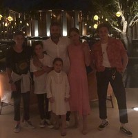 Selalu ada waktu anak-anak. Di tengah kesibukannya menjalankan bisnis fashion, mantan personel Spice Girls ini sebisa mungkin meluangkan waktu bersama keluarga. Ini potret mereka saat libur bersama. Foto: Dok. Getty Images, Instagram Victoria Beckham