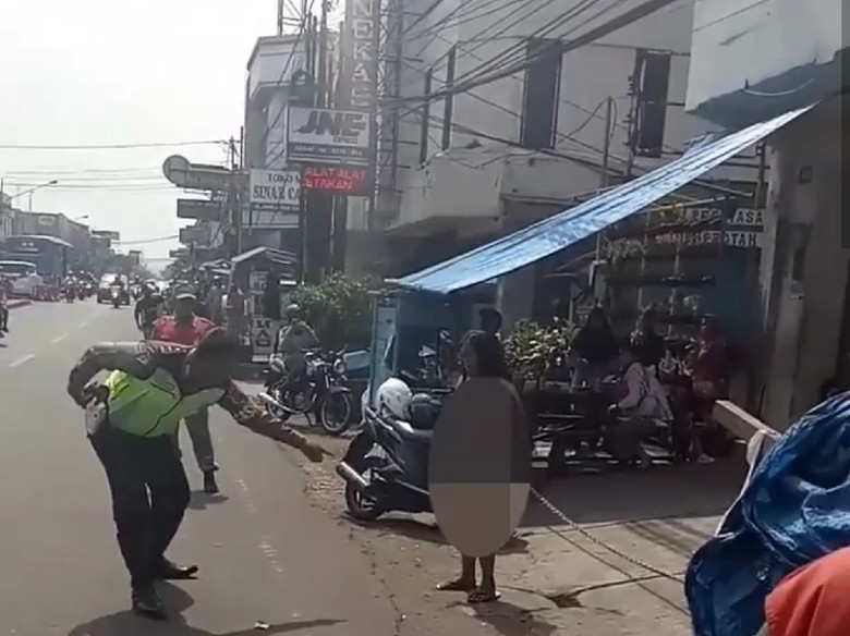 Aksi Heroik Polisi Bandung Taklukan Orang  Gila Bawa  