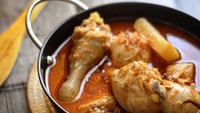Gulai yang satu ini isiannya berupa potongan ayam, telur dan juga kentang. Cocok nih untuk sajian makan siang dan juga makan malam. Foto: Instagram @mamanindya224