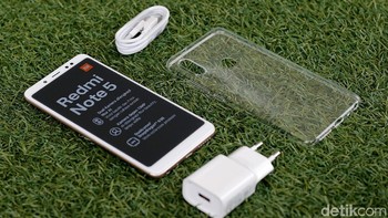 Redmi Note 5 dengan RAM 3 GB dan memori internal 32 GB dijual Rp 2,5 juta. Sedangkan Redmi Note 5 dengan RAM 4 GB dan storage internal 64 GB dijual dengan harga Rp 3 juta. Akan dijual mulai 25 April di toko online. Foto: Muhammad Ridho