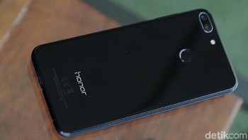 Kedua ponsel memiliki pemindai sidik jari yang terletak di bagian belakang yang mudah dijangkau. Foto: Muhammad Ridho