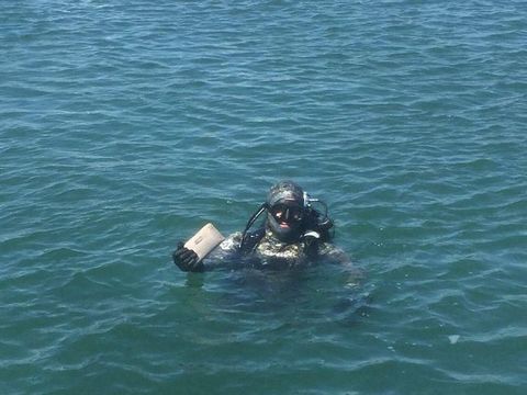 Penyelam yang disewa Jimmy untuk menemukan dompet