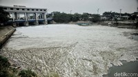 Begini penampakan lautan busa di pintu air Weir 3 Banjir Kanal Timur (BKT) Marunda, Cilincing, Jakarta Utara, Rabu (18/4/2018).