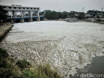 Lautan Busa di BKT Marunda Masih Belum Teratasi