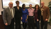 Shults (nomor dua dari kiri) sedang bersama teman dan alumni MidAmerica Nazarene University dalam foto ini. Foto: Facebook/MidAmerica Nazarene University Alumni & Friends