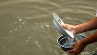 Warga tetap mencuci di sungai meski airnya tidak jernih.