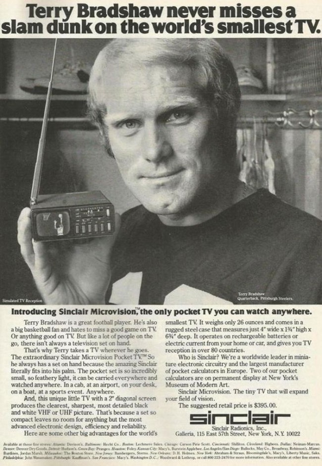 TV ini ukurannya sangat kecil, layarnya hanya 2 inchi dan sempat dijuluki sebagai televisi terkecil di dunia. Karena ukuran kecilnya, TV ini juga dijual sangat mahal. Sinclair Microvision diproduksi pada 1977. Foto: Dok. Gizmodo