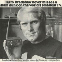 TV ini ukurannya sangat kecil, layarnya hanya 2 inchi dan sempat dijuluki sebagai televisi terkecil di dunia. Karena ukuran kecilnya, TV ini juga dijual sangat mahal. Sinclair Microvision diproduksi pada 1977. Foto: Dok. Gizmodo