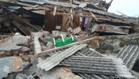 Gempa 4,4 SR mengguncang Barjarnegara, Jawa Tengah. Satu anak kecil meninggal akibat kejadian ini. Sementara itu ratusan bangunan rusak. Warga yang panik sempat berhamburan lari ke luar rumah.  (Foto: Uje Hartono/detikcom)