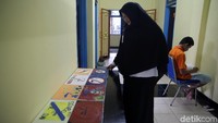 Lukisan dan karikatur karya mereka juga menggambarkan penyesalan telah memakai narkoba.