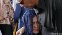 Sahabat sekaligus rekan Deddy Sutomo, Ray Sahetapy terlihat memberikan dukungan kepada keluarga yang ditinggalkan. Pool/Palevi S/detikFoto.