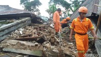 Asep (korban meninggal) tertimpa tembok rumah warga yang runtuh akibat gempa. Diketahui saat kejadian, Asep sedang bermain di dekat SD Kasinoman.  (Foto: Uje Hartono/detikcom)