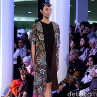 Fashion show Mel Ahyar yang berkolaborasi dengan Iwan Tirta Private yang mengangkat tema ER-LUM di Fashion Nation 2018, Senayan City, Jakarta, Rabu [18/4/2018]. [Foto: Mohammad Abduh/Wolipop]