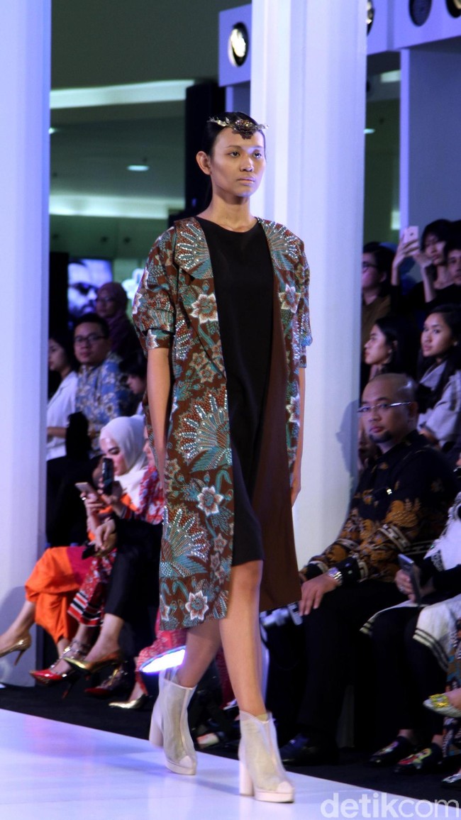 Fashion show Mel Ahyar yang berkolaborasi dengan Iwan Tirta Private yang mengangkat tema ER-LUM di Fashion Nation 2018, Senayan City, Jakarta, Rabu [18/4/2018]. [Foto: Mohammad Abduh/Wolipop]
