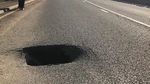 Foto: Sinkhole Tiba-tiba Muncul di Jalanan Wales