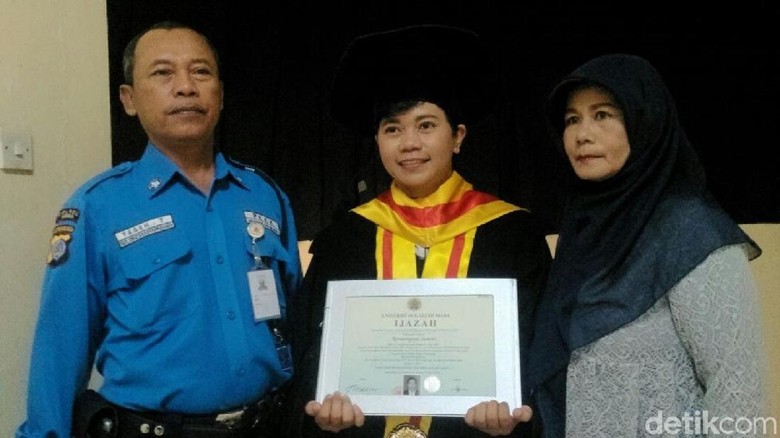 Hebat! Anak Satpam di Sleman Raih Gelar Doktor di UGM Hebat! Anak Satpam di Sleman Raih Gelar Doktor di UGM