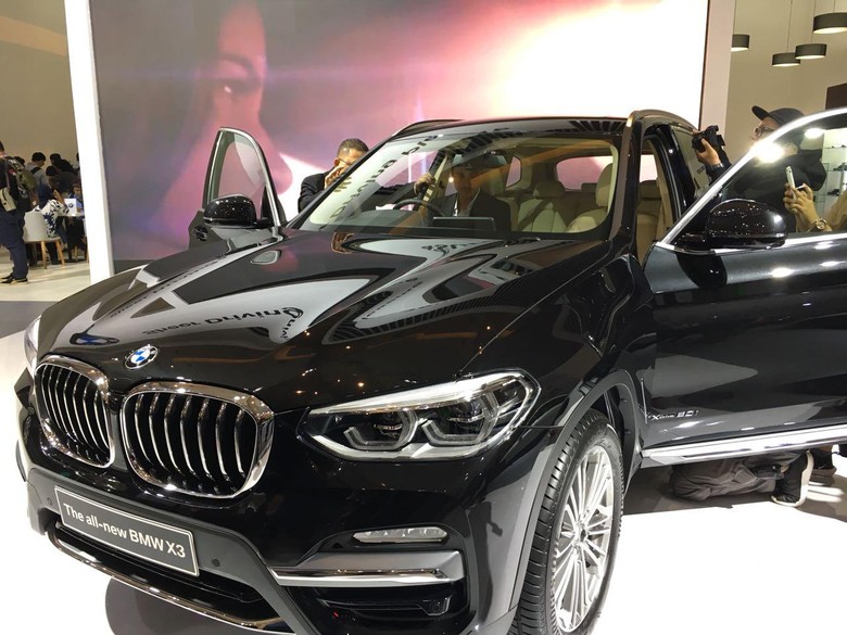 BMW X3 mejeng di IIMS 2018. Foto: Dina Rayanti BMW X3 mejeng di IIMS 2018. Foto: Dina Rayanti