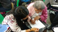 Selama kegiatan belajar-mengajar berlangsung, terutama saat pelajaran kimia dan matematika, Palacios dengan tekun mencatat. Saat kelas menari, Palacios pun tak mau kalah dengan teman-temannya yang jauh lebih muda dan lebih gesit dari dirinya. Foto: Cortesia via eluniversal.com.mx