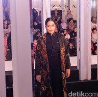 Atiqah Hasiholan dan Ayu Dewi juga berbagi panggung dengan atlet pebalap Alexandra Asmasoebrata. Ia tampil stylish dalam balutan oversized-coat bermotif batik. (Foto: Daniel Ngantung/Wolipop)