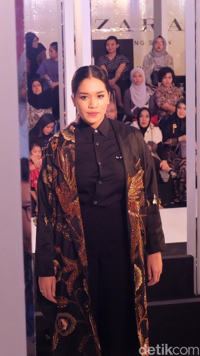 Atiqah Hasiholan dan Ayu Dewi juga berbagi panggung dengan atlet pebalap Alexandra Asmasoebrata. Ia tampil stylish dalam balutan oversized-coat bermotif batik. (Foto: Daniel Ngantung/Wolipop)