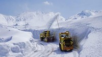 Foto: Pada koridor Snow Wall Walk di Rute Alpine Tateyama Kurobe jalanannya memiliki dinding-dinding salju yang menjulang setinggi. Sekira 17 meter ketinggian atau kedalamannya, jalan yang dibuat oleh truk pengeruk salju selama berbulan-bulan (CNN Travel)