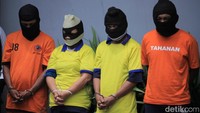 Big bos miras oplosan maut, Samsudin Simbolon, akhirnya dipamerkan ke publik. Selain Samsudin, polisi juga memperlihatkan tiga tersangka lainnya yaitu istri Samsudin yaitu Hamciak Manik dan dua anak buah, Julianto Silalahi dan Willy. (Foto: Wisma Putra/detikcom).