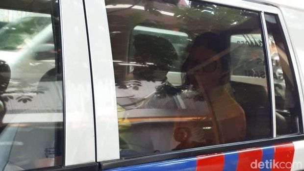 Wang di dalam mobil polisi