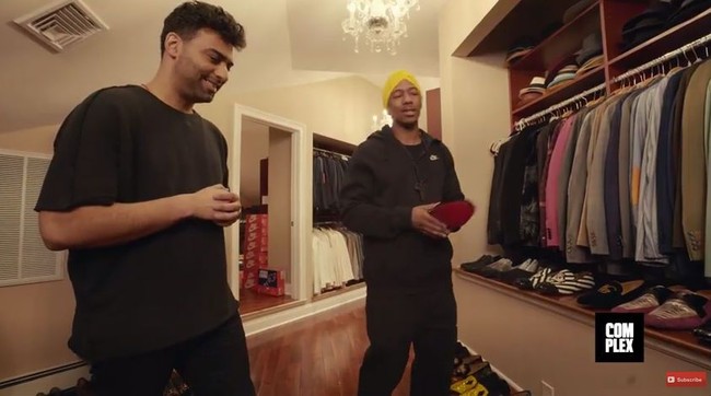 Beberapa waktu lalu Nick Cannon memamerkan lemari sepatunya yang sangat luas khusus untuk wawancara dengan majalah Complex. Dari rekaman video terlihat, produser acara MTV, Wild N Out, itu memiliki sneakers aneka warna dan merek. Sepatu-sepatunya itu tersimpan rapi berdasarkan warna dan jenis serta merek. Foto: Dok. Complex, Getty Images