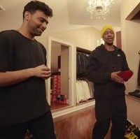 Beberapa waktu lalu Nick Cannon memamerkan lemari sepatunya yang sangat luas khusus untuk wawancara dengan majalah Complex. Dari rekaman video terlihat, produser acara MTV, Wild N Out, itu memiliki sneakers aneka warna dan merek. Sepatu-sepatunya itu tersimpan rapi berdasarkan warna dan jenis serta merek. Foto: Dok. Complex, Getty Images