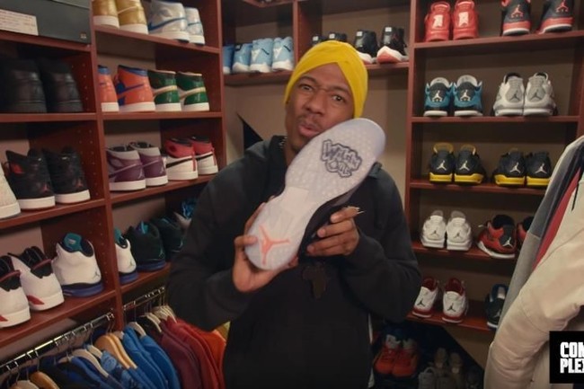 Nick Cannon dengan bangga memperlihatkan sepatu custom Wild N Out Air Jordan VII. Sepatu tersebut hanya dirilis dalam jumlah yang benar-benar terbatas. Foto: Dok. Complex, Getty Images