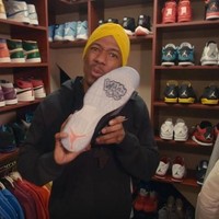 Nick Cannon dengan bangga memperlihatkan sepatu custom Wild N Out Air Jordan VII. Sepatu tersebut hanya dirilis dalam jumlah yang benar-benar terbatas. Foto: Dok. Complex, Getty Images