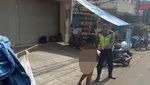 Foto: Aksi Polisi Taklukan Orang Gila Bawa Pisau di Bandung