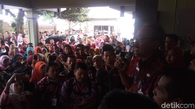 Ratusan GTT/PTT di Kabupaten Semarang Aksi Tagih Janji SK Ratusan GTT/PTT di Kabupaten Semarang Aksi Tagih Janji SK